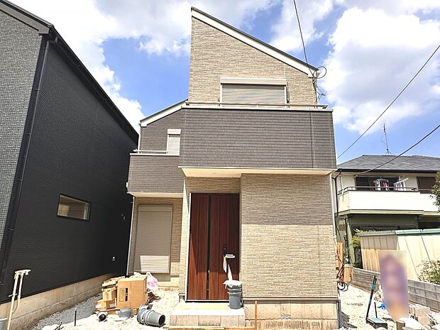 【外観 L号棟】堂々たる趣ながら、主張し過ぎずどこか余裕を感じさせるシャープなフォルムで佇む邸宅は、晴天の空と照らし合わせる事で、本来あるべき完成形の姿を見せてくれます。