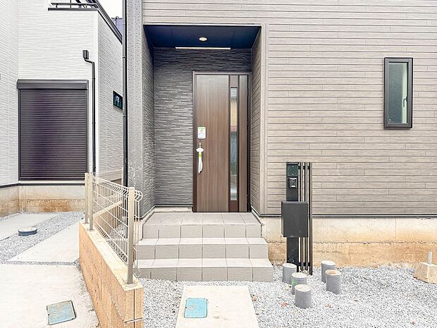 【玄関】家の顔となる玄関は、高いデザイン性が求められます。高級感と断熱性、防犯性に優れた玄関ドアを標準装備。ピッキング対策のセキュリティサムターン等、防犯に考慮しました。