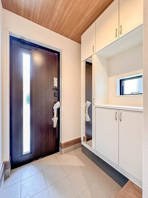 【玄関】玄関はおうちの顔と言われます。玄関アプローチは、外観デザインの印象を左右します。ご家族の個性を出しながら、素敵な玄関でお客様をお迎えしてください。