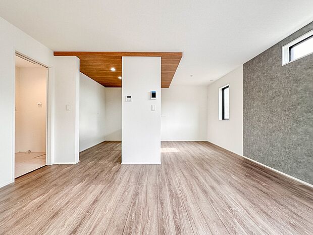 【LDK16.25帖】うららかな陽射しがどのお部屋にも降り注ぎますように、快適さを追求した間取設計。得難い立地環境での生活を恵みの豊かな永住の地へと変えてくれます。