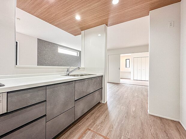 【キッチン】ナチュラルな自然光の中での調理。会話が弾む対面型キッチン。お洒落な食器類を余裕で収納できるスペース。動きやすい女性目線のキッチン動線。これからはお料理をつくる時間が劇的に変わりま…