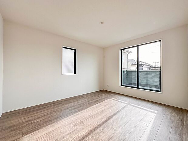 【寝室7.68帖】シンプルな内装はおしゃれのポイントです。シンプルは華美より飽きがこないからです。色や模様でおしゃれ感をだす。それがシンプルイズビューティーです。