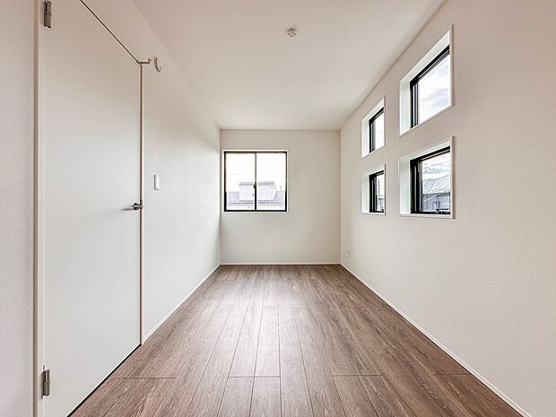 【子供部屋6.25帖】お子様のお部屋にぴったりなクロークを備えたフローリング仕様の洋室です。