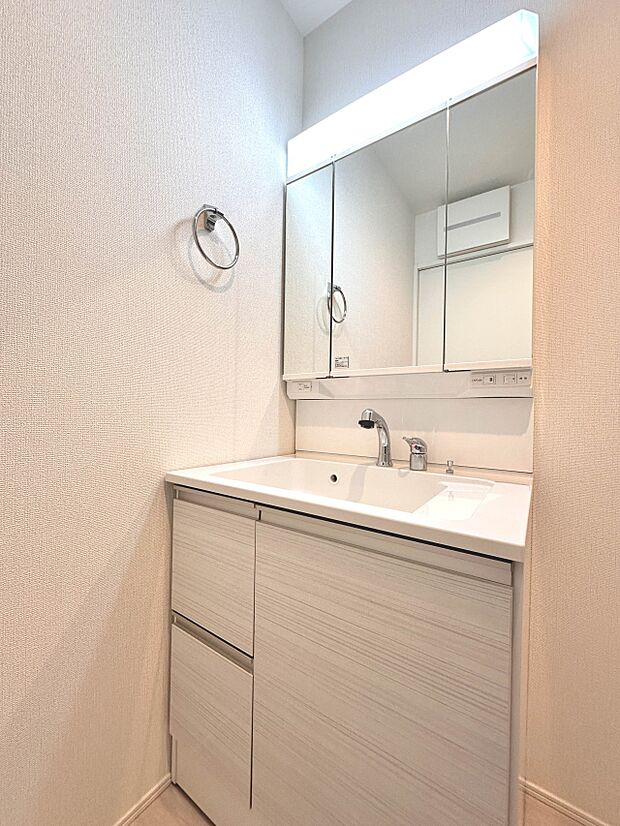 【洗面台】大きく見やすい三面鏡で清潔感ある洗面台は、身だしなみチェックや肌のお手入れに最適です。何かと物が増える場所だからこそ、スッキリと見映えの良い空間に拵えました。