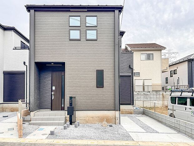 【外観】堂々たる趣ながら、主張し過ぎずどこか余裕を感じさせるシャープなフォルムで佇む邸宅は、晴天の空と照らし合わせる事で、本来あるべき完成形の姿を見せてくれます。