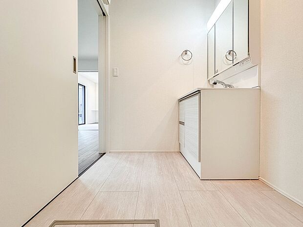 【脱衣所】洗面所は小さなプライベートスペース。歯磨き、洗顔と毎日施す個人空間。