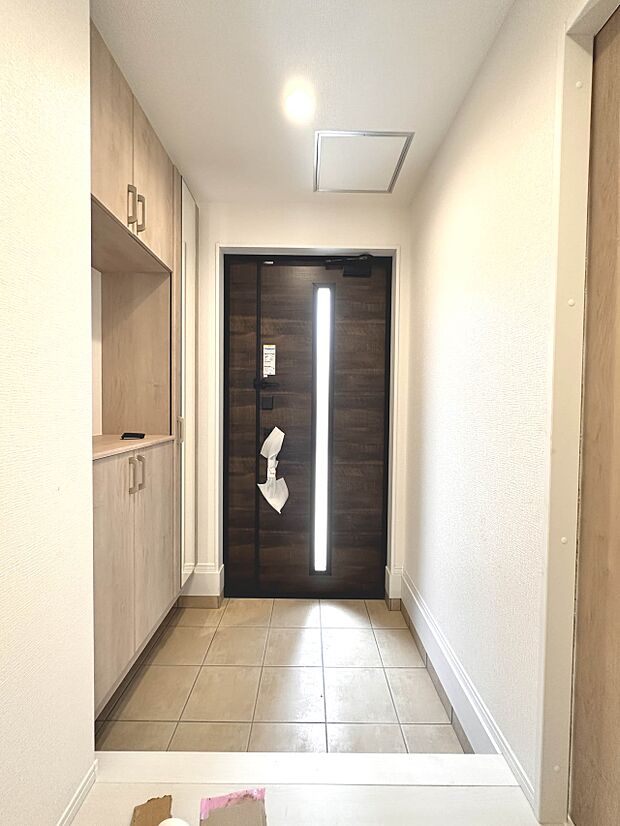 【B号棟 シューズボックス(下駄箱)】 大型のシューズボックスには靴やブーツ、サンダルはもちろん、ハンカチや手袋、バック類などのお出かけ用品、印鑑や朱肉なども収納可能です。