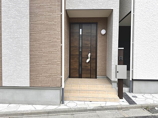 【B号棟 玄関】家の顔となる玄関は、高いデザイン性が求められます。高級感と断熱性、防犯性に優れた玄関ドアを標準装備。ピッキング対策のセキュリティサムターン等、防犯に考慮しました。