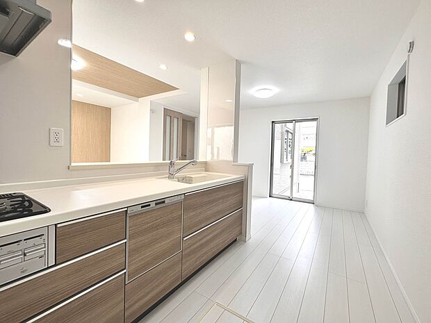 【B号棟　キッチン　LDK18.12帖】ナチュラルな自然光の中での調理。会話が弾む対面型キッチン。お洒落な食器類を余裕で収納できるスペース。動きやすい女性目線のキッチン動線。これからはお料理…