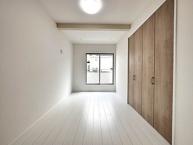 【B号棟 寝室 7.9帖】シンプルな内装はおしゃれのポイントです。シンプルは華美より飽きがこないからです。色や模様でおしゃれ感をだす。それがシンプルイズビューティーです。