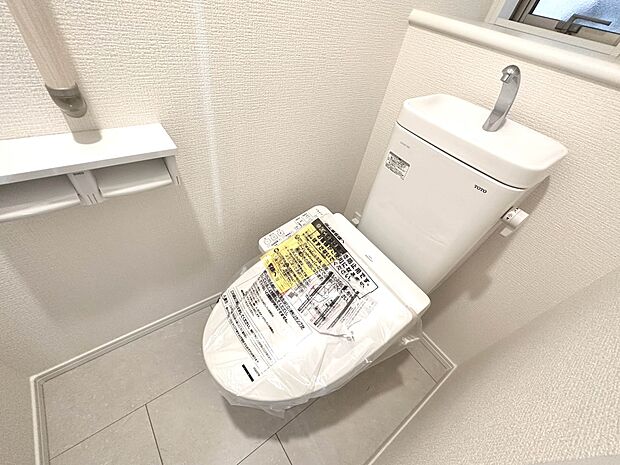 【B号棟 トイレ】トイレ・ウォシュレット付。快適で衛生的な洗浄機能付温水シャワートイレです。