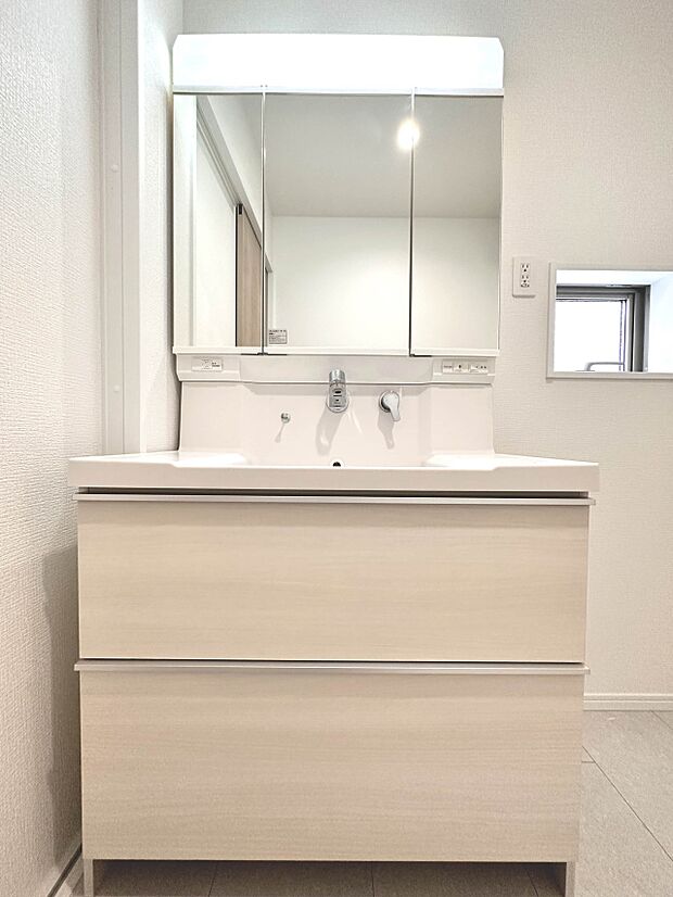 【B号棟 洗面台】 十分な大きさの洗面台は、身だしなみチェックや歯磨きなど、朝の慌ただしい時間でもホテルライクなスペースで余裕とゆとりを感じて頂けます。