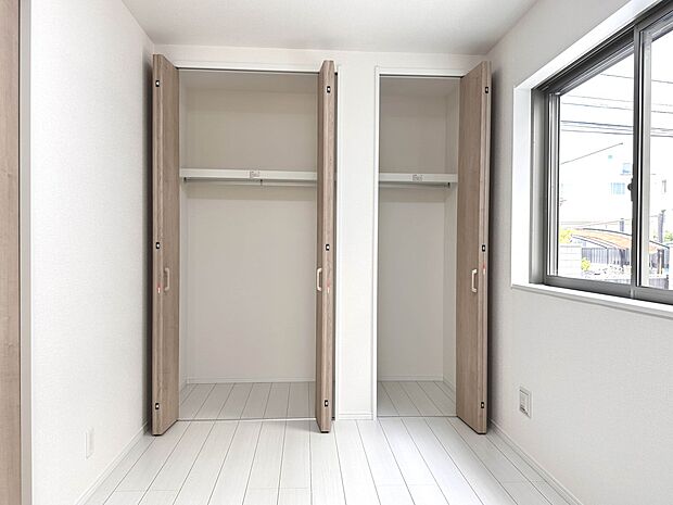 【B号棟　収納】各部屋を最大限に広く使って頂ける様、全居住スペースに収納付。プライベートルームはゆったりと快適に。