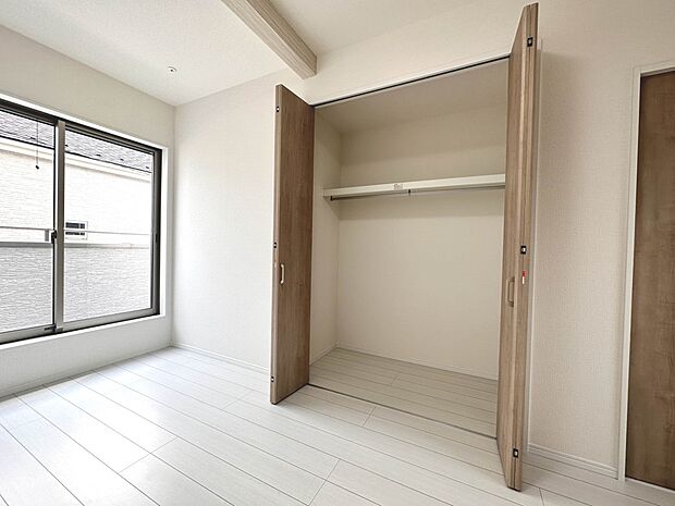 【B号棟　収納】各所に配置された収納スペースは、洋服や小物はもちろんのこと、掃除機や日用予備品・お子様のおもちゃなど様々な物を収納して頂ける便利なスペースです。