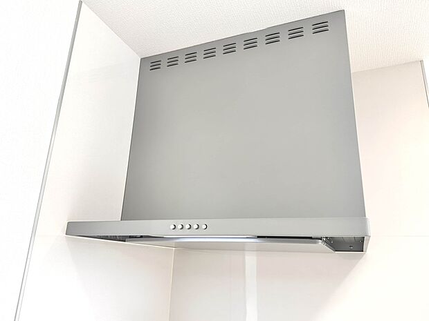 【レンジフード】調理の際に発生する汚れた空気（二酸化炭素、油煙、水蒸気、ニオイなど）を、ダクトを通して屋外に排出しています。