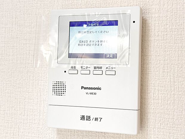 【B号棟 TVモニター付インターホン】来訪者の様子を室内TVモニターでチェック。対応したくないセールスを断りやすく、子どもに留守番をさせるときも安心。不在時の来訪者を録画でき、犯罪抑止効果も…