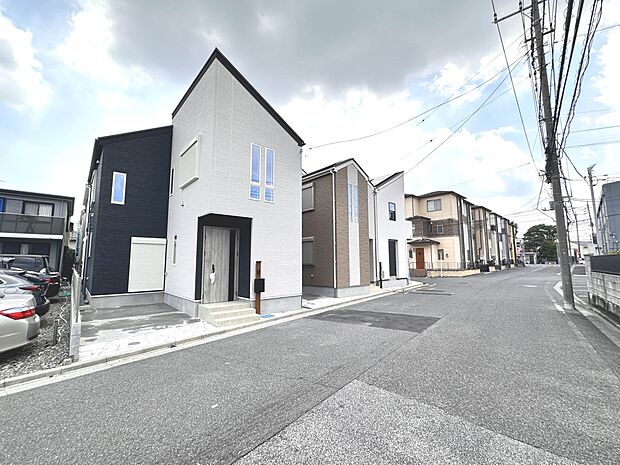 【B号棟　前面道路】車の通行が少ないので、静かな住環境を維持することができます。