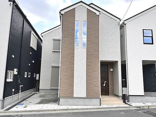 【B号棟 外観】堂々たる趣ながら、主張し過ぎずどこか余裕を感じさせるシャープなフォルムで佇む邸宅は、晴天の空と照らし合わせる事で、本来あるべき完成形の姿を見せてくれます。