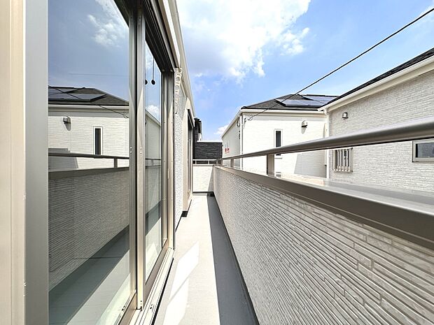 【B号棟 バルコニー】澄み切った青空と、心地良い風を感じるバルコニー。