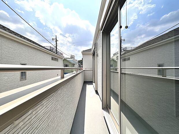 【B号棟　バルコニー】朝の澄んだ空気や、夕方に吹く清々しい風を五感で感じられるバルコニー。屋外にあって、住まいの中でも本当の自然を感じられるスペースです。