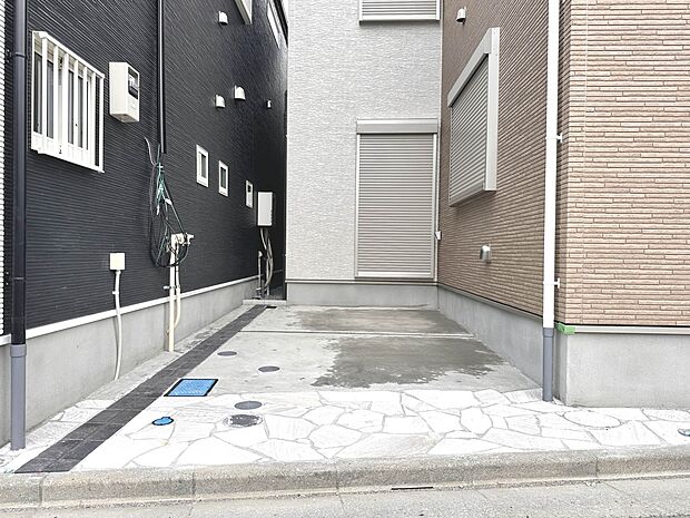 【B号棟 駐車場】日々の暮らしにマイカーが必要。そんな方は物件の購入条件に駐車場は必須です。通勤に、家族のお迎えに、お買物に、おでかけに、クルマライフを楽しみたい方に。