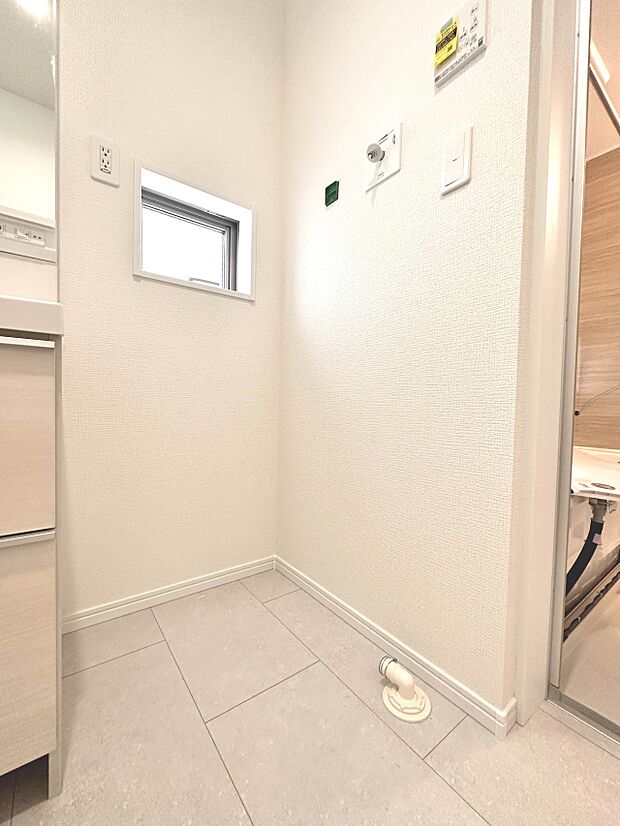 【B号棟 ランドリースペース】ランドリースペースは広さもたっぷり。