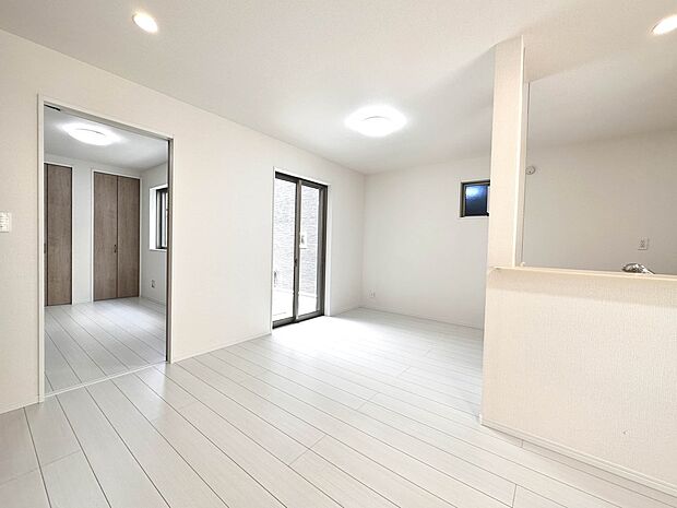 【B号棟 リビングダイニング LDK18.12帖】シンプルなデザインの家は風情がある。住む人のこだわりを感じる。外観も内装もいたってシンプル。居心地がよく、家事や趣味、子育てなどにも集中でき…