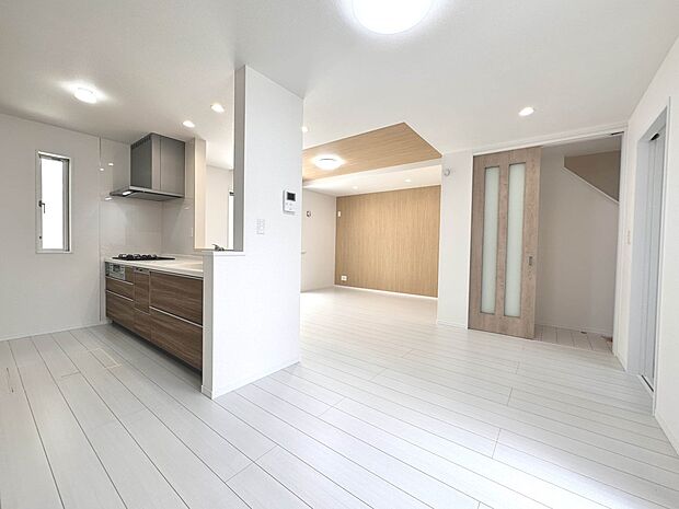 【B号棟 ダイニングキッチン LDK18.12帖】会話でホッとコミュニケーションできるリビング。料理でホッとハピネスになるキッチンなど。人をホッとさせる最新設備・仕様を採用しています。