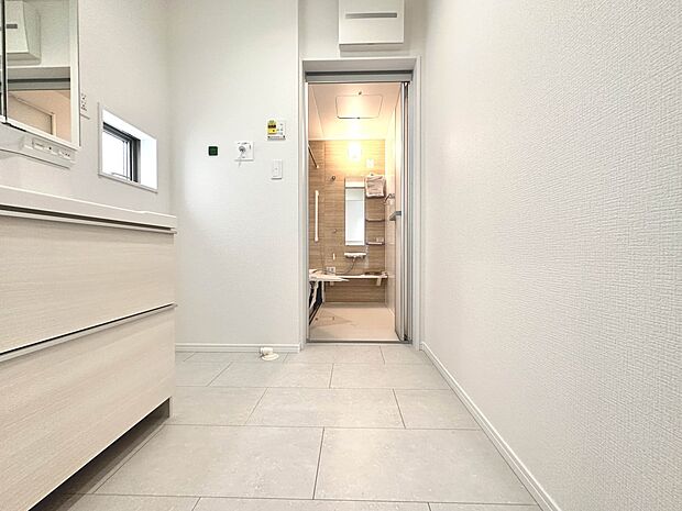 【B号棟　脱衣所】洗面所は小さなプライベートスペース。歯磨き、洗顔と毎日施す個人空間。