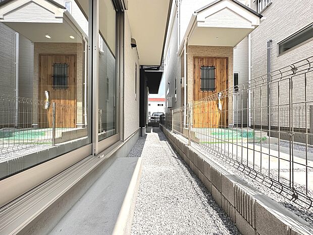 【B号棟 庭】プランター等をおいてガーデニングが楽しめるちょっとしたスペースも。