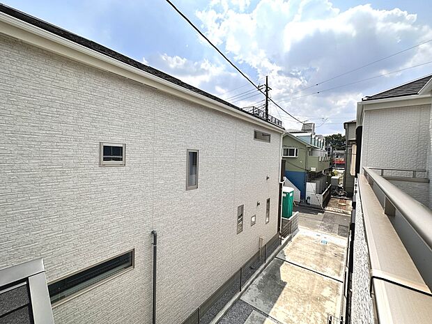 【B号棟 眺望】気持ちの良い景色。住まいから、眺望の良い場所に住めるって嬉しいですね。開放感を感じながら、余裕のある暮らしをご体感下さい。