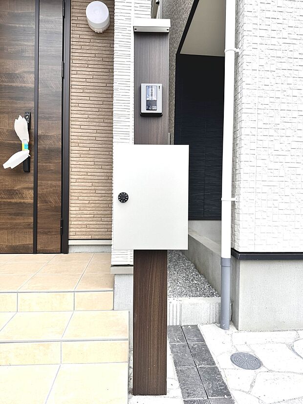 【B号棟 郵便ポスト】鍵付きのポストが、ご家族の個人情報をしっかりと守ります。