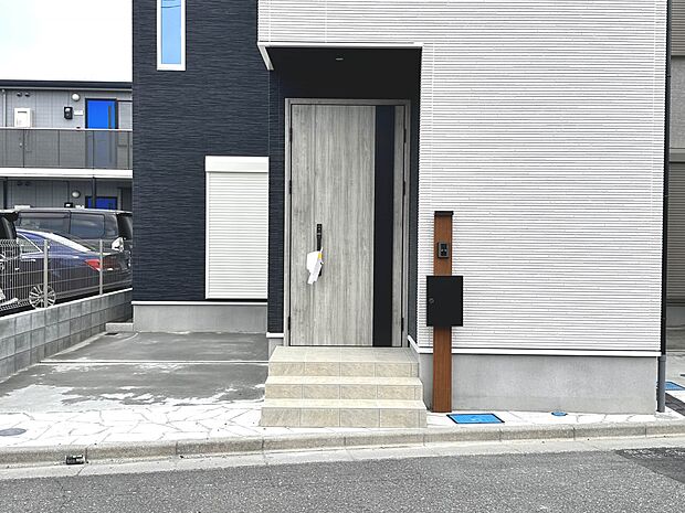 【C号棟　玄関】玄関はおうちの顔と言われます。玄関アプローチは、外観デザインの印象を左右します。ご家族の個性を出しながら、素敵な玄関でお客様をお迎えしてください。