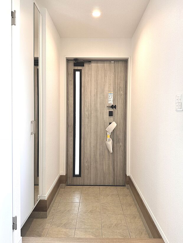 【C号棟　シューズボックス（下駄箱）】  大型のシューズボックスには靴やブーツ、サンダルはもちろん、ハンカチや手袋、バック類などのお出かけ用品、印鑑や朱肉なども収納可能です。