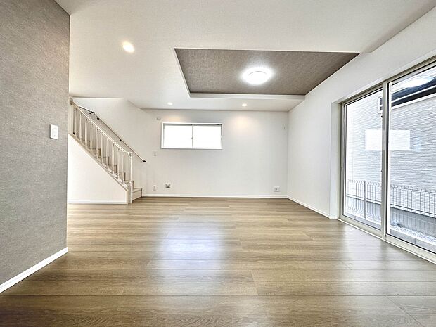 【C号棟 リビング LDK19.75帖】うららかな陽射しがどのお部屋にも降り注ぎますように、快適さを追求した間取設計。得難い立地環境での生活を恵みの豊かな永住の地へと変えてくれます。