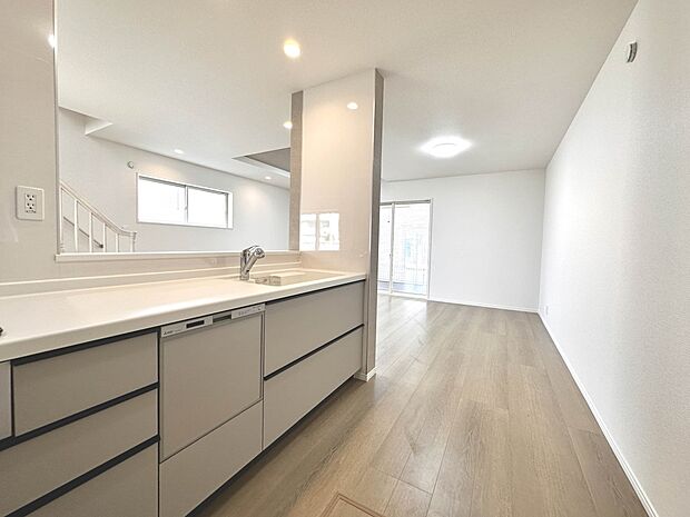 【C号棟 キッチン LDK19.75帖】ナチュラルな自然光の中での調理。会話が弾む対面型キッチン。お洒落な食器類を余裕で収納できるスペース。動きやすい女性目線のキッチン動線。これからはお料理…