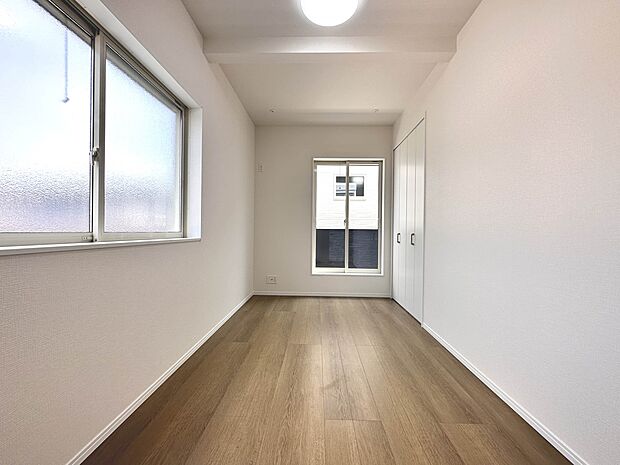 【C号棟　寝室　6.25帖】シンプルな内装はおしゃれのポイントです。シンプルは華美より飽きがこないからです。色や模様でおしゃれ感をだす。それがシンプルイズビューティーです。