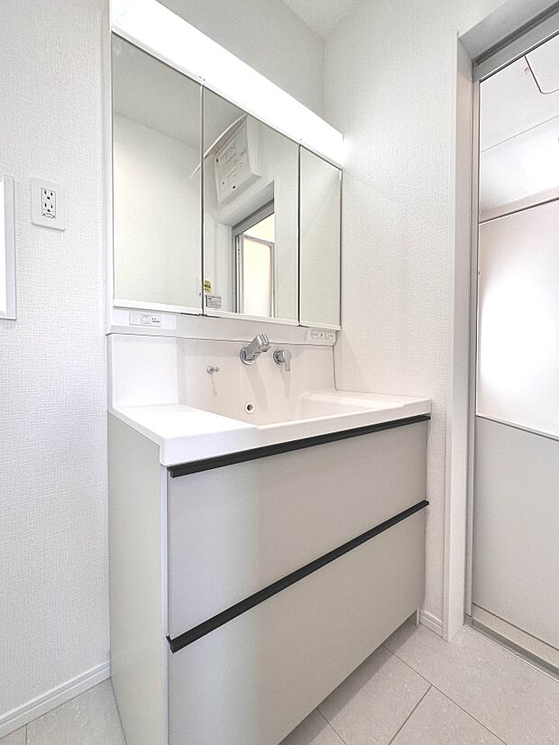 【C号棟　洗面台】 十分な大きさの洗面台は、身だしなみチェックや歯磨きなど、朝の慌ただしい時間でもホテルライクなスペースで余裕とゆとりを感じて頂けます。