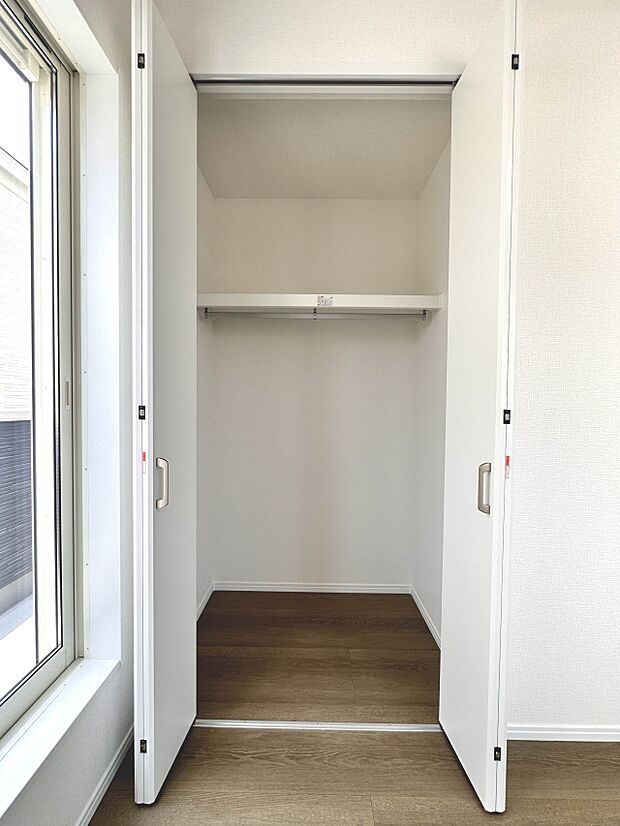 【C号棟 収納】各部屋を最大限に広く使って頂ける様、全居住スペースに収納付。プライベートルームはゆったりと快適に。