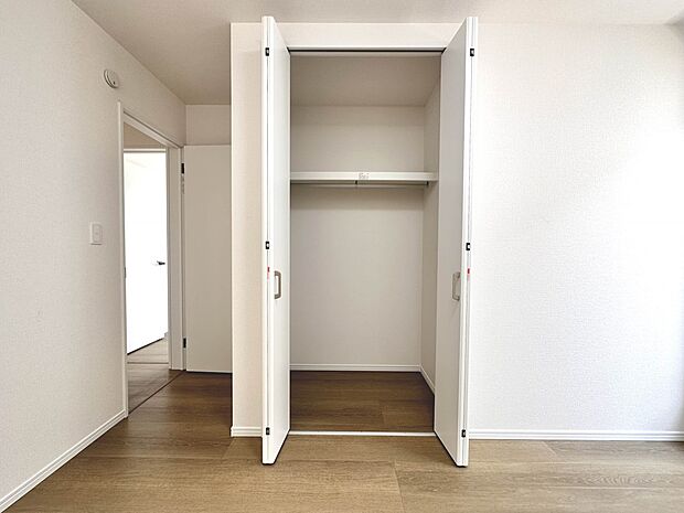 【C号棟　収納】各所に配置された収納スペースは、洋服や小物はもちろんのこと、掃除機や日用予備品・お子様のおもちゃなど様々な物を収納して頂ける便利なスペースです。