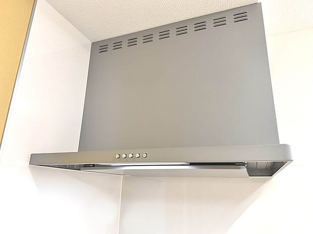 【レンジフード】調理の際に発生する汚れた空気（二酸化炭素、油煙、水蒸気、ニオイなど）を、ダクトを通して屋外に排出しています。