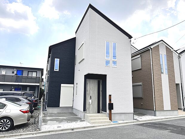 【C号棟 外観】家族の温かさと陽光の暖かさ、楽しい毎日と明るい未来を予感させる「空間が織り成すひとつ先の住み心地」を演出します。