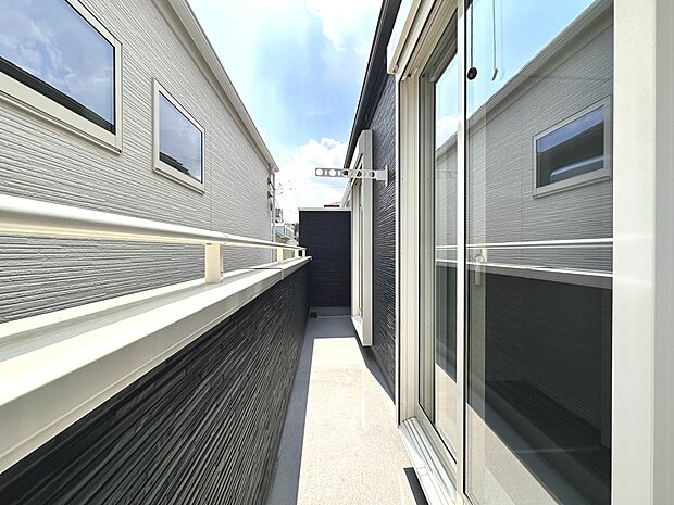 【C号棟 バルコニー】 バルコニーから差し込む陽光・通風は、住環境・快適性と共に有り続ける貴重な「財産」です。