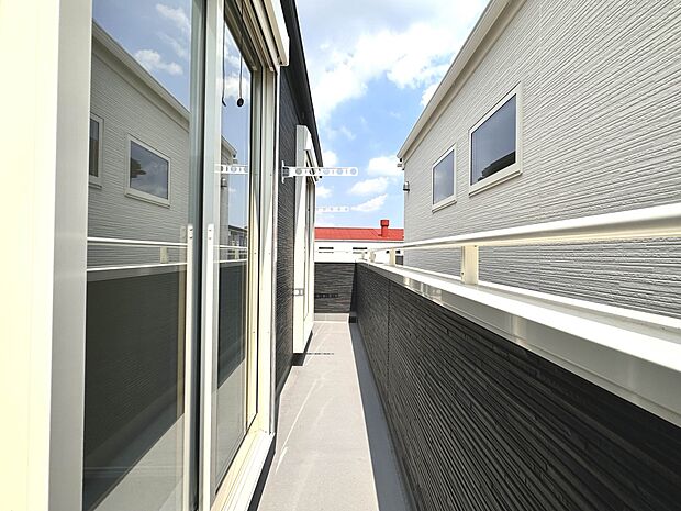 【C号棟 バルコニー】朝の澄んだ空気や、夕方に吹く清々しい風を五感で感じられるバルコニー。屋外にあって、住まいの中でも本当の自然を感じられるスペースです。