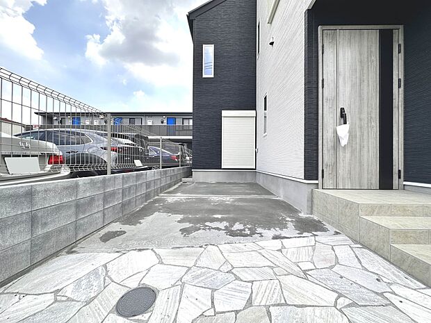 【C号棟 駐車場】ゆったりとした駐車スペースを確保。大きめのお車でもOK。