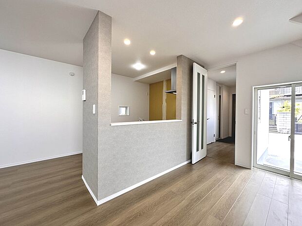 【C号棟　ダイニング　LDK19.75帖】忙しい朝でも家族揃って食事をしたいゆとりあるダイニングスペース。