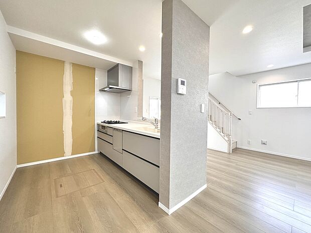 【C号棟 ダイニングキッチン 19.75帖】会話でホッとコミュニケーションできるリビング。料理でホッとハピネスになるキッチンなど。人をホッとさせる最新設備・仕様を採用しています。