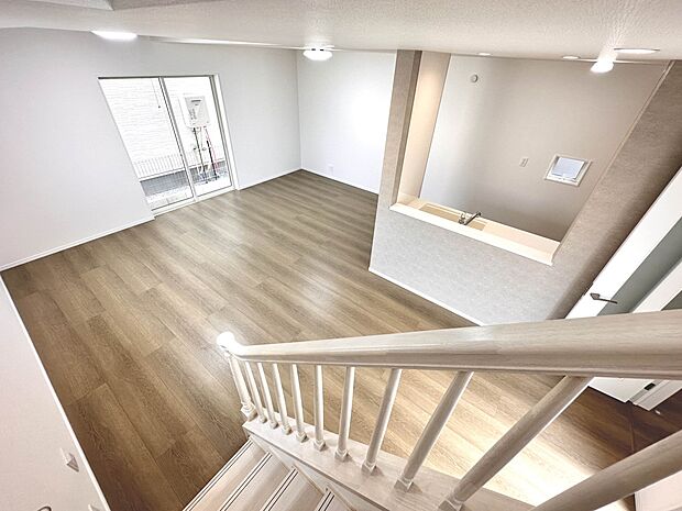 【C号棟 リビングダイニング LDK19.75帖】シンプルなデザインの家は風情がある。住む人のこだわりを感じる。外観も内装もいたってシンプル。居心地がよく、家事や趣味、子育てなどにも集中でき…