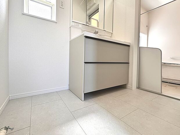 【C号棟　脱衣所】洗面所は小さなプライベートスペース。歯磨き、洗顔と毎日施す個人空間。