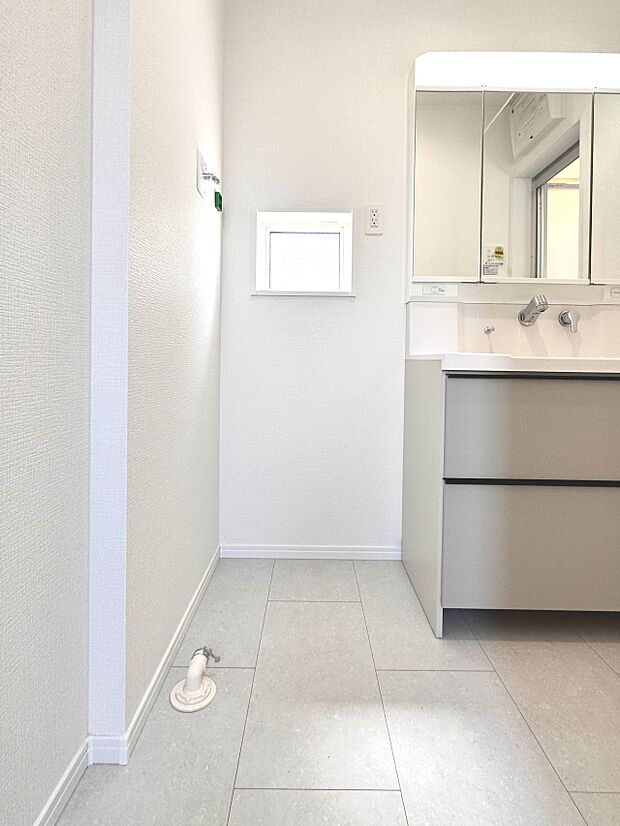 【C号棟 ランドリースペース】毎日使う洗濯機。しっかりと奥行きのある置き場が確保されています。